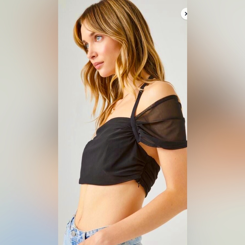 Mesh off the shoulder crop top 🖤